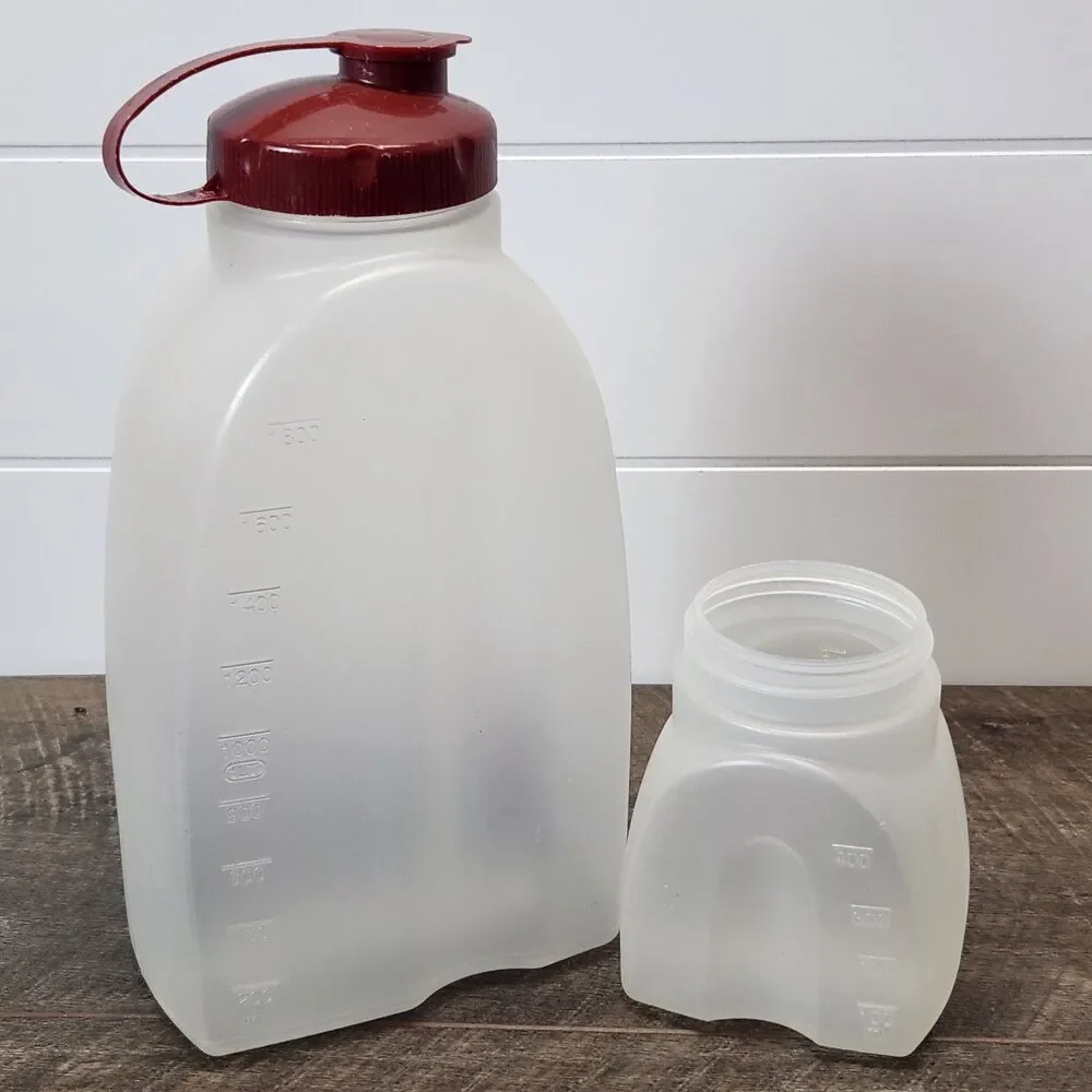 Rubbermaid Servin Saver Pitcher 2 QT & 1 Pt Beverage Container 1 Red Flip Lid